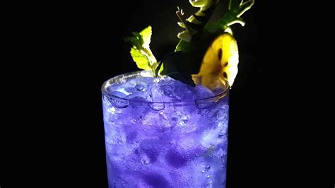 blue fizz cocktail.